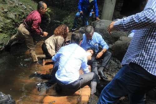 Video: Cae alcalde de Cuernavaca en puente colgante; hay 8 hospitalizados y muchos memes